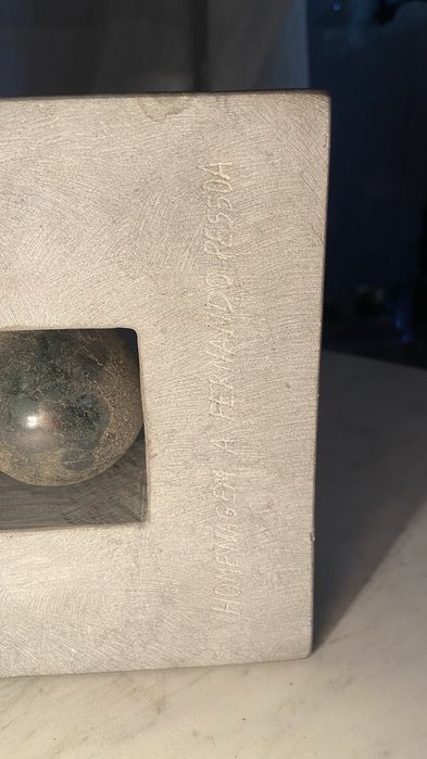 Escultura em homenagem a Fernando Pessoa de Cristina Ataide