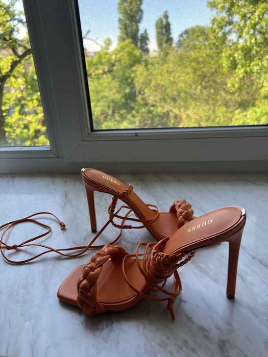 Продам новые туфли Guess