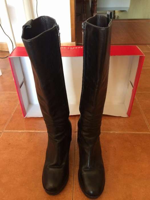 Botas Pretas em Pele