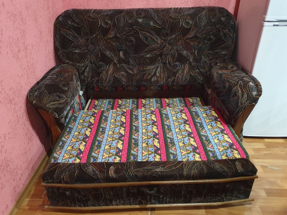 Диван розкладний з вставками з дуба та 2 кресла з ручками з дерева