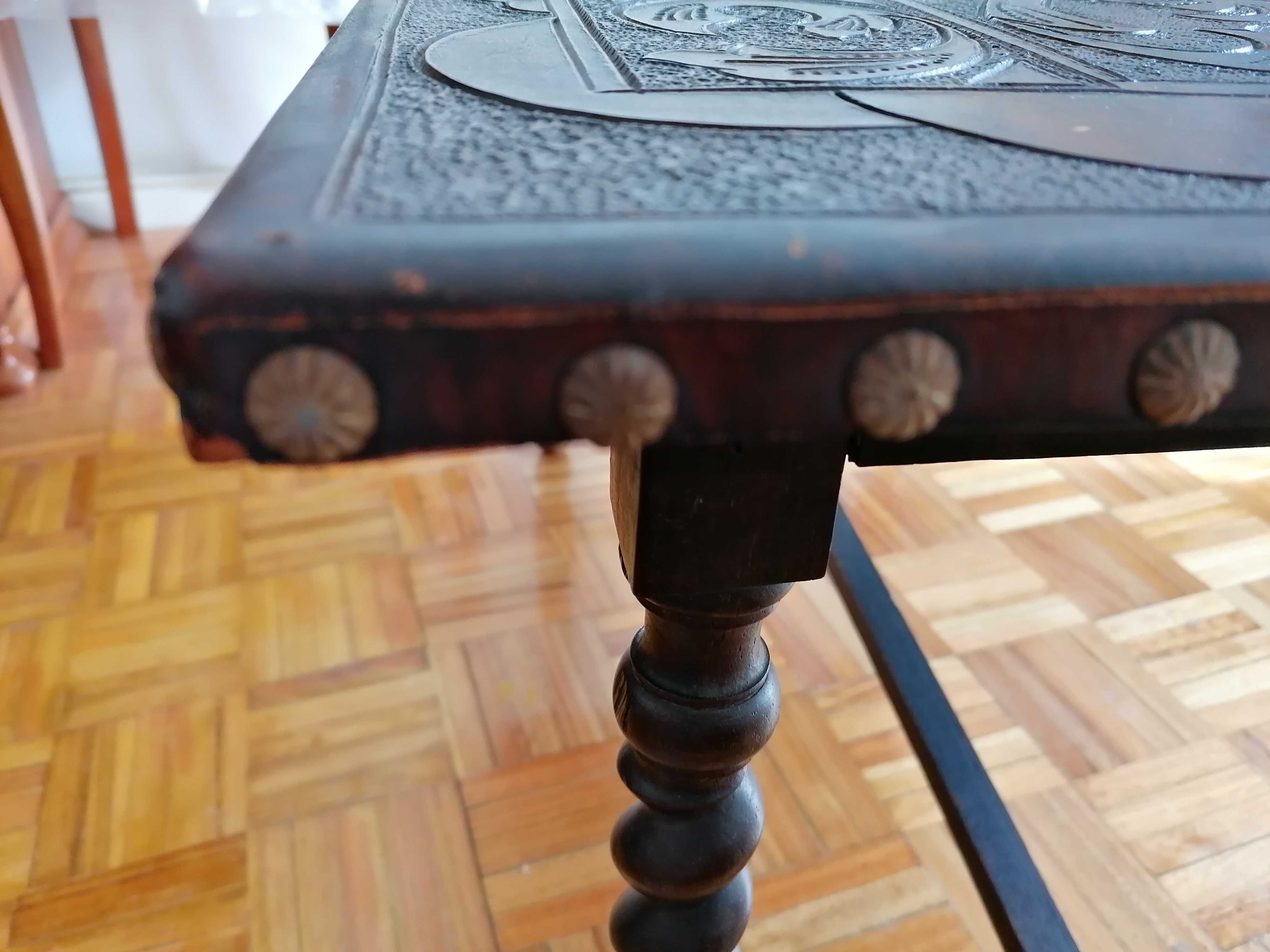 Mesa de apoio trabalhada em pele e madeira, impecável