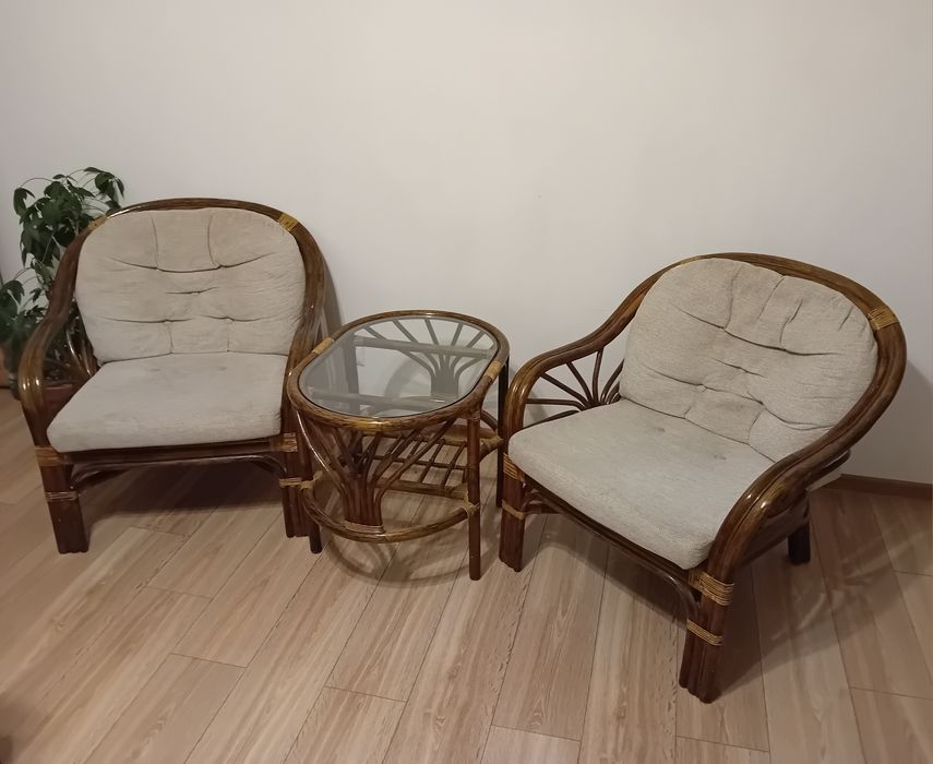 Regał rattanowy z drzwiami