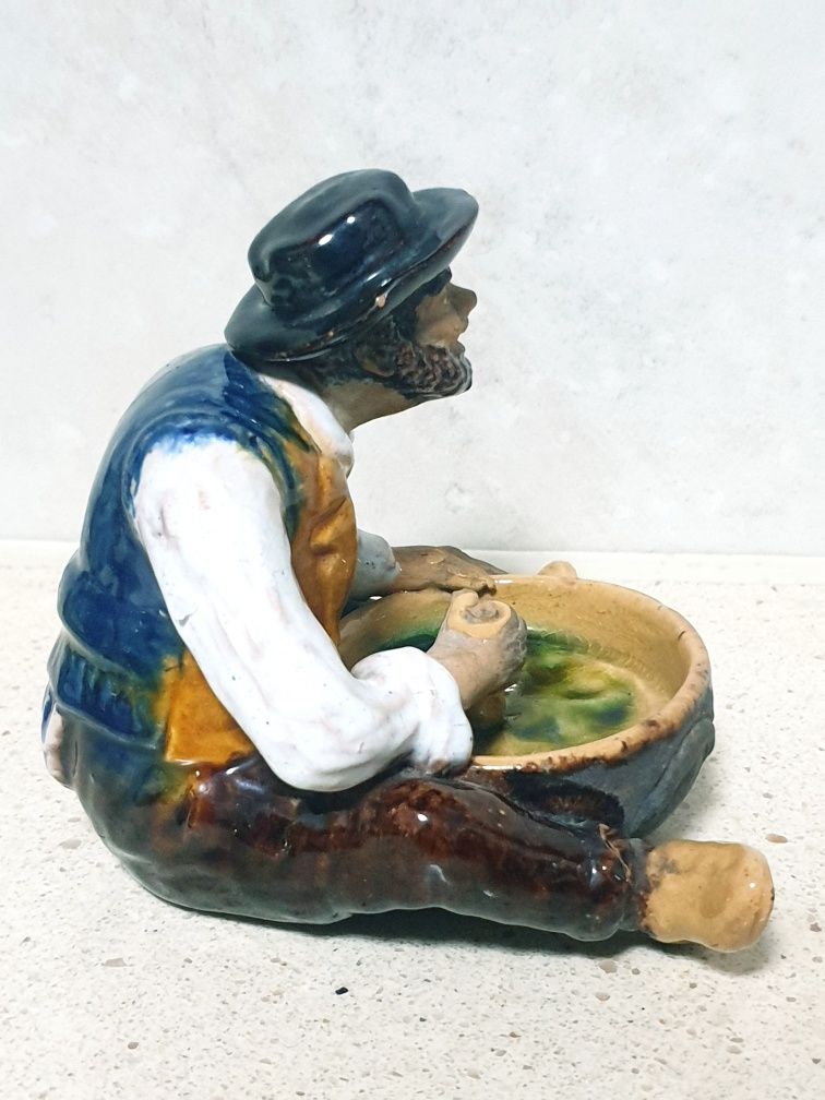 Antiga figura de Zé Povinho em faiança H. Elias  Caldas da Rainha