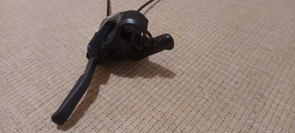 Manete com travão e seletor velocidades SHIMANO
