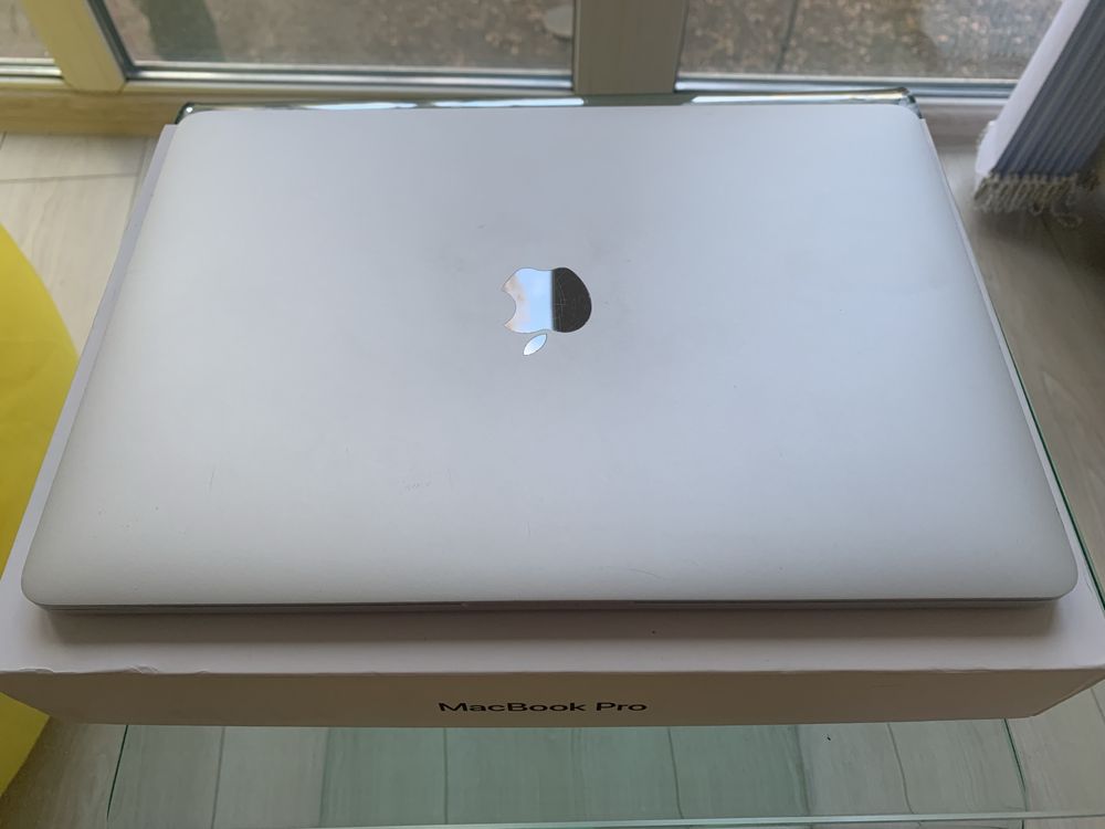 Macbook Pro 2019г, 8/256, Touch Bar