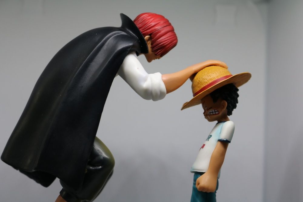 Figura Shanks e Chapéu De Palha Luffy