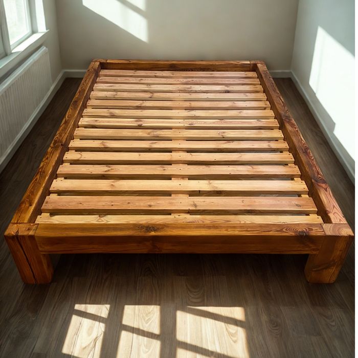 Łóżko ze stareg o drewna, stare belki, stare deski, stare drewno, loft