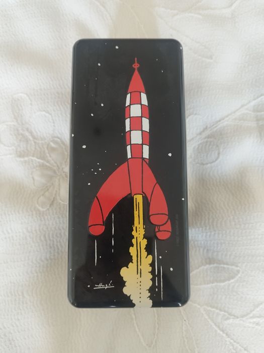 Caixa metálica da famosa banda desenhada de Tintim, Explorando a Lua.