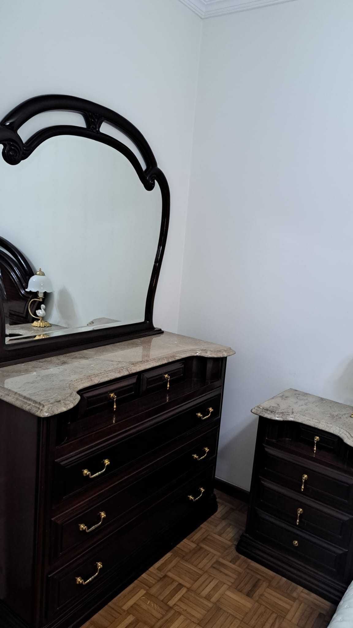Quarto de casal em mogno em bom estado.