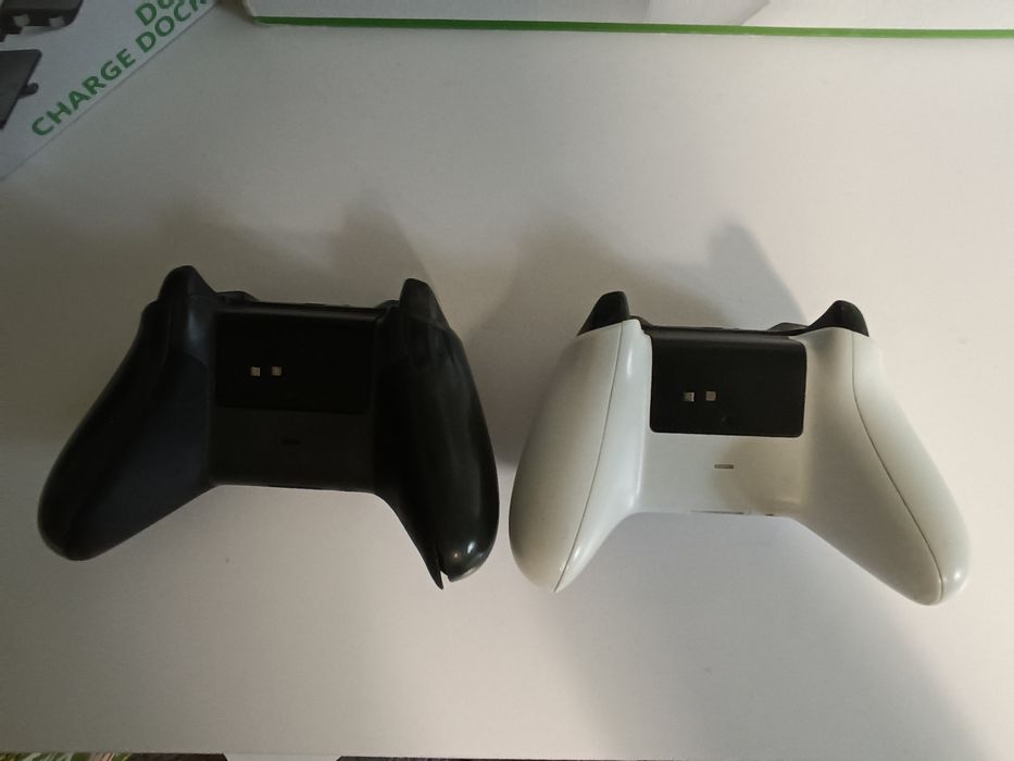Zestaw Xbox one s 1Tb 2019r  2 pady,ładowarka,8gier