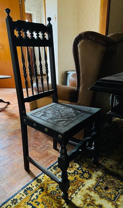 Mesa de madeira maciça + 6 cadeiras em couro