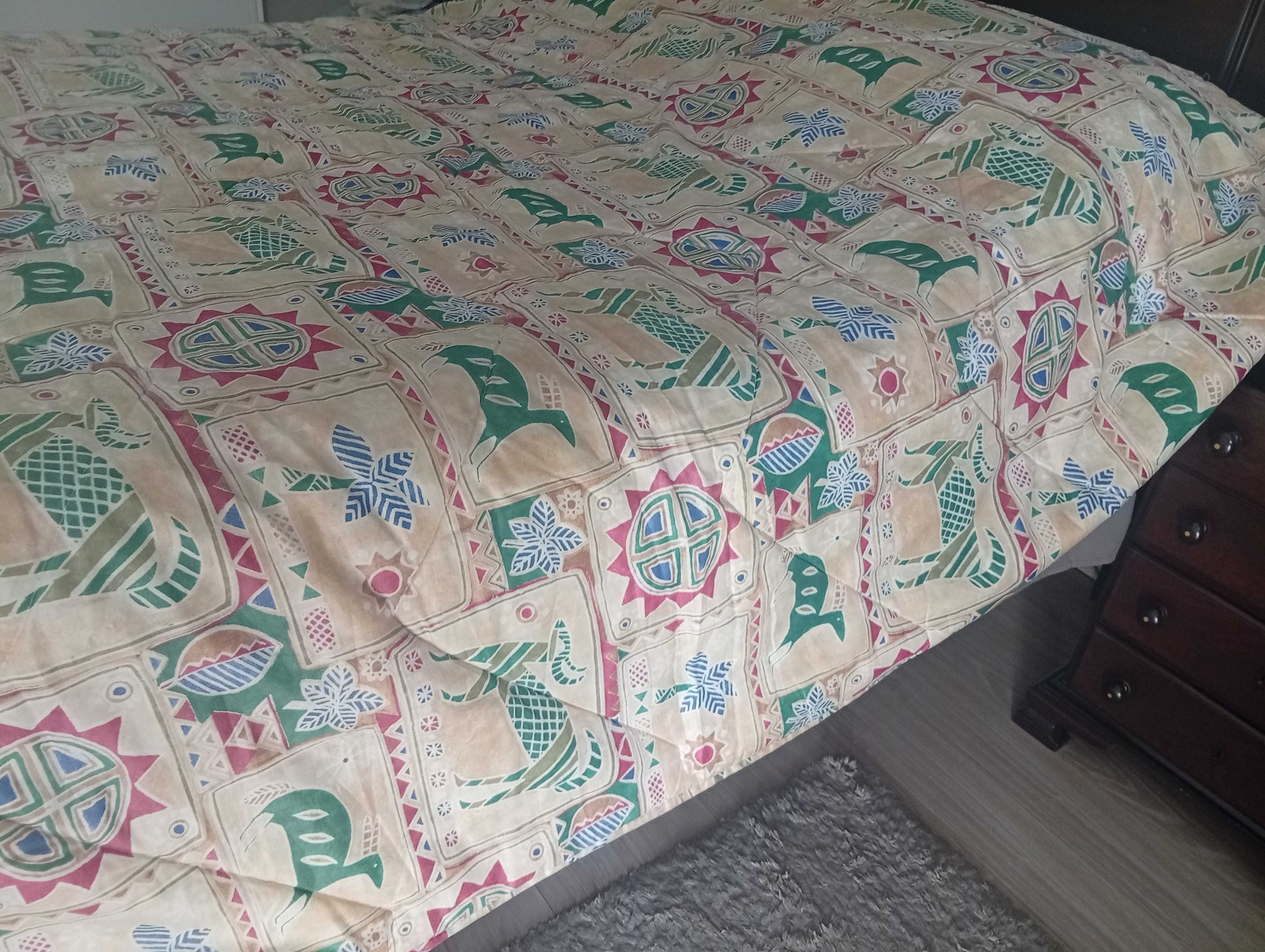 Colcha de cama de casal colorida e com desenhos rupestres