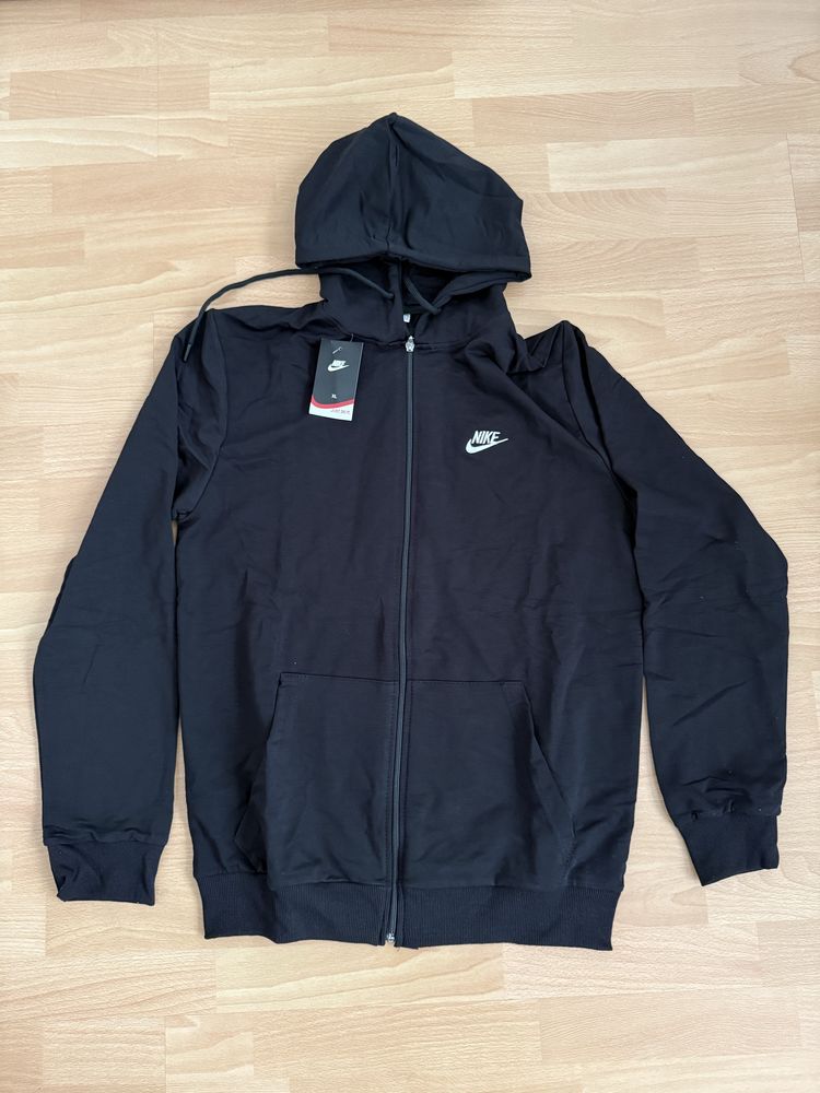 Bluza z kapturem z logo znanej marki Nike