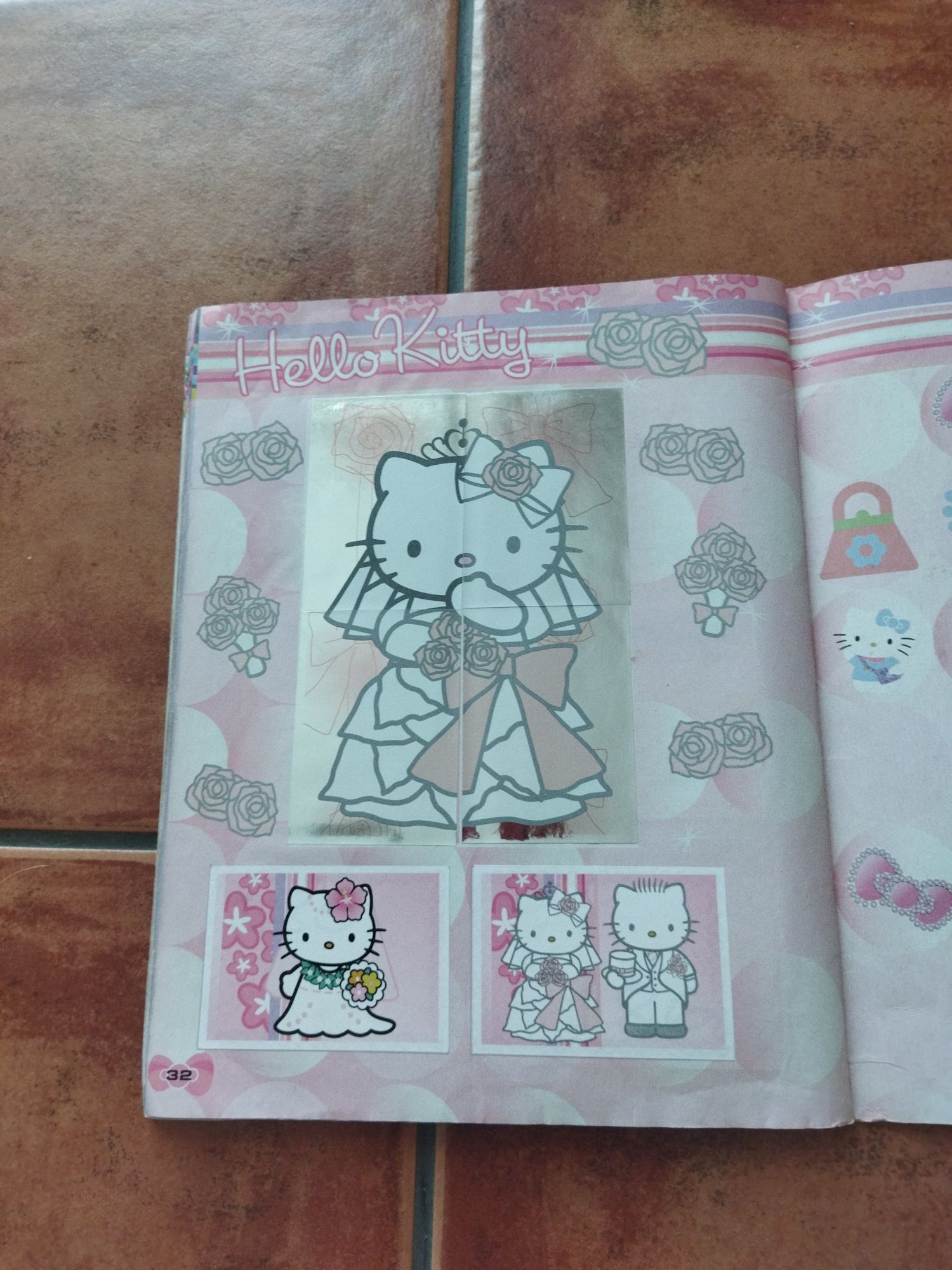 Caderneta de cromos panini hello kitty fashion