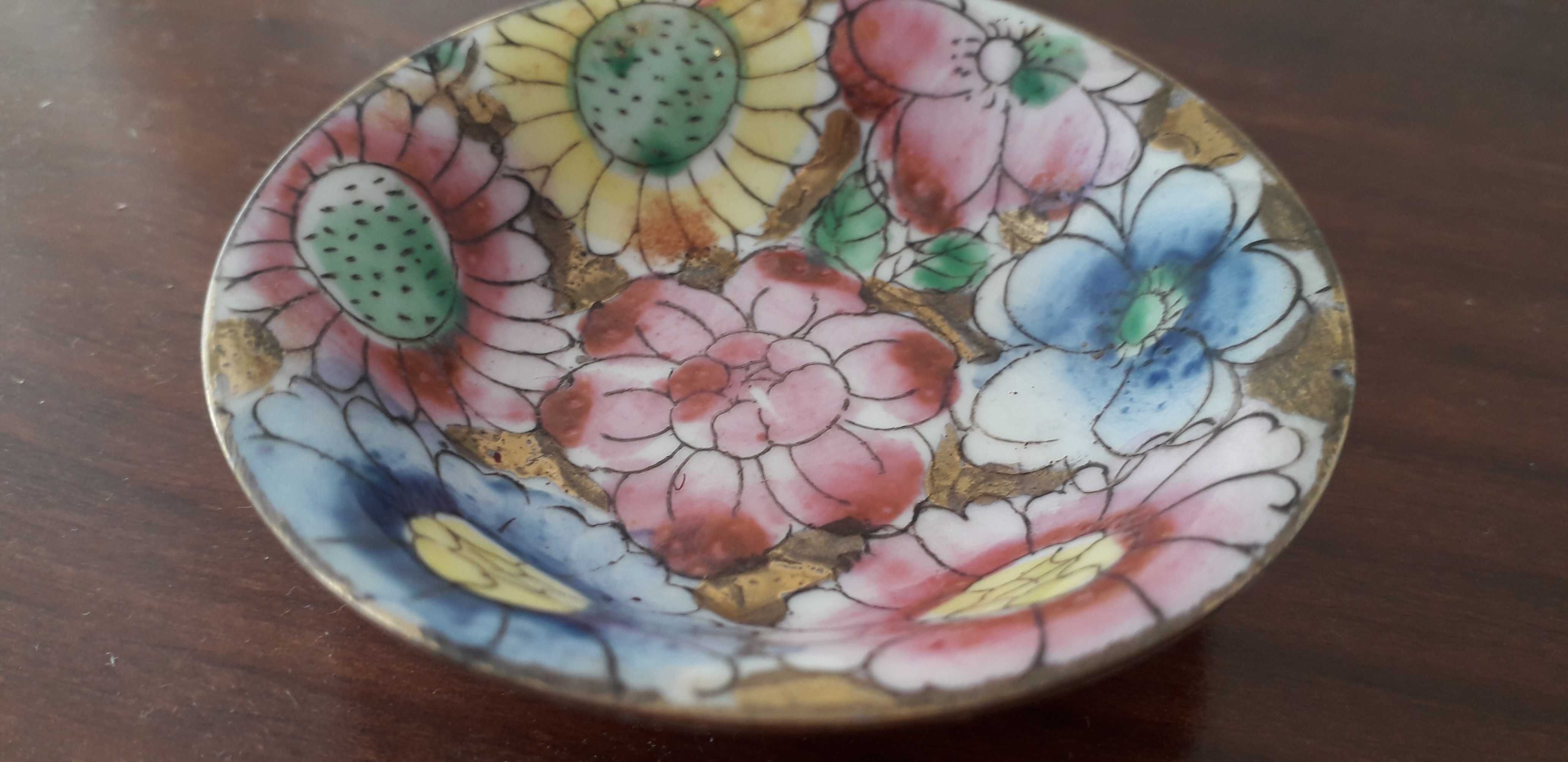 Taça miniatura com flores, fabricada em Macau
