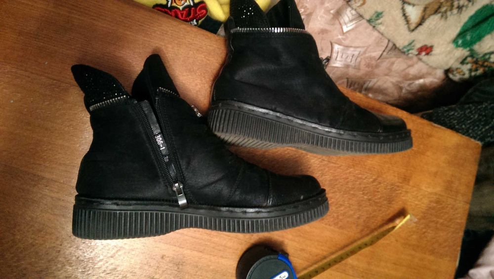 Женские стильные кожаные ботинки с молниями 38р. в отличном состоянии