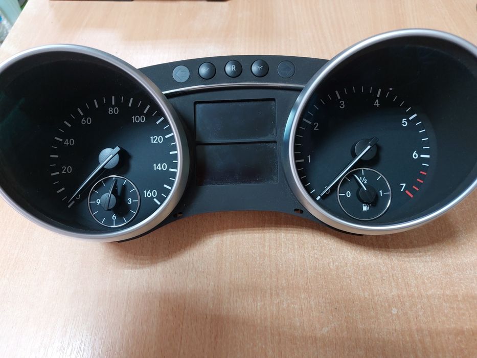 Щиток / панель/ приладів Mersedes-Benz M