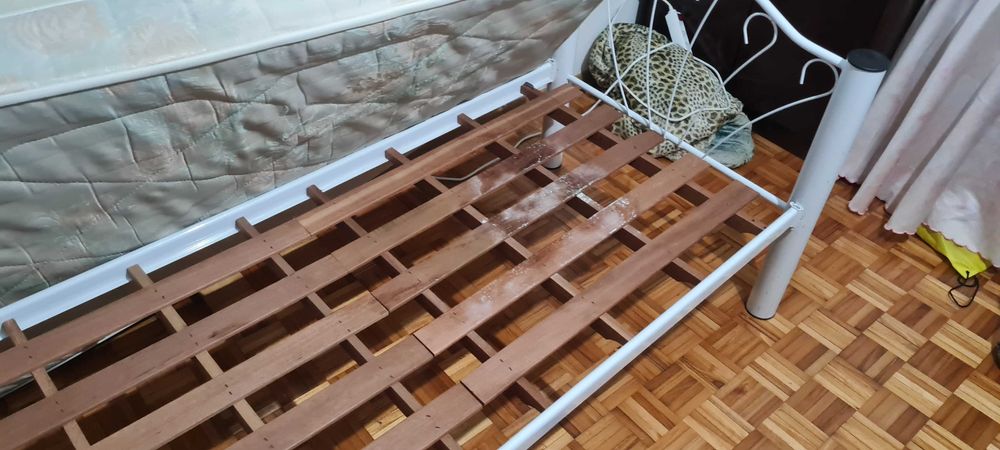 Cama de criança usada com colchao e estrado