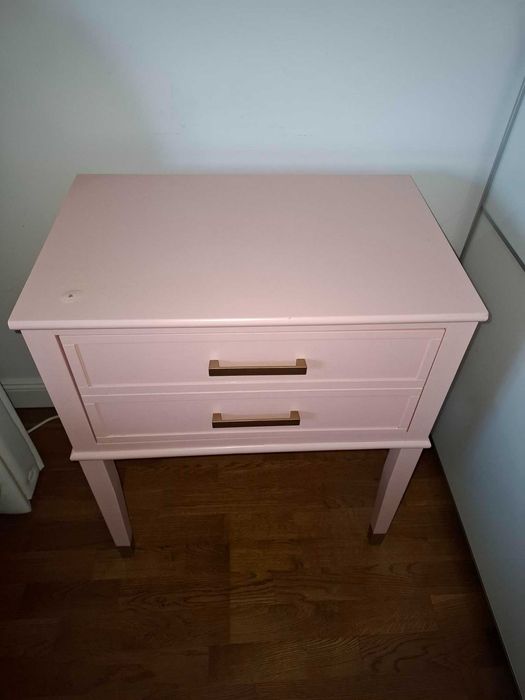 Elegancki różowy stolik nocny
