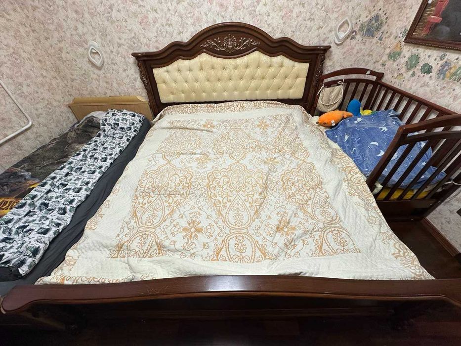 Двоспальне дерев'яне ліжко