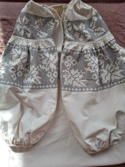 Старовинна, вишита сорочка.