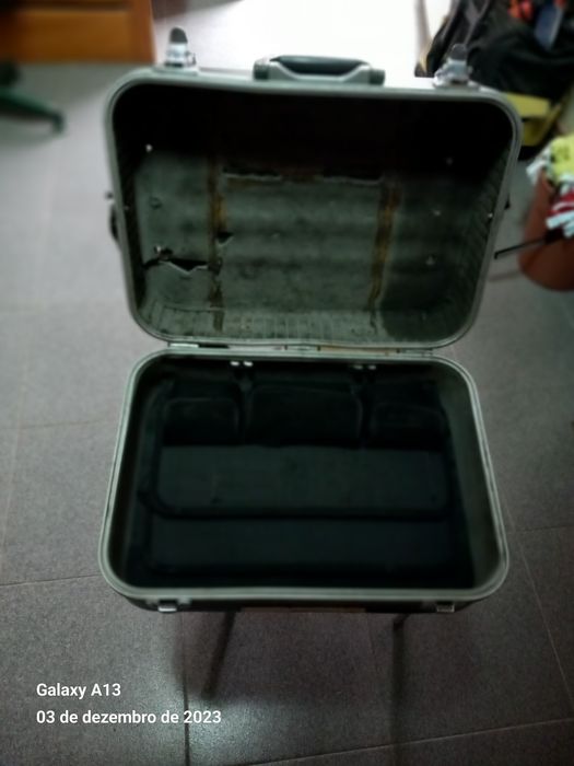 Mala preta plástico duro