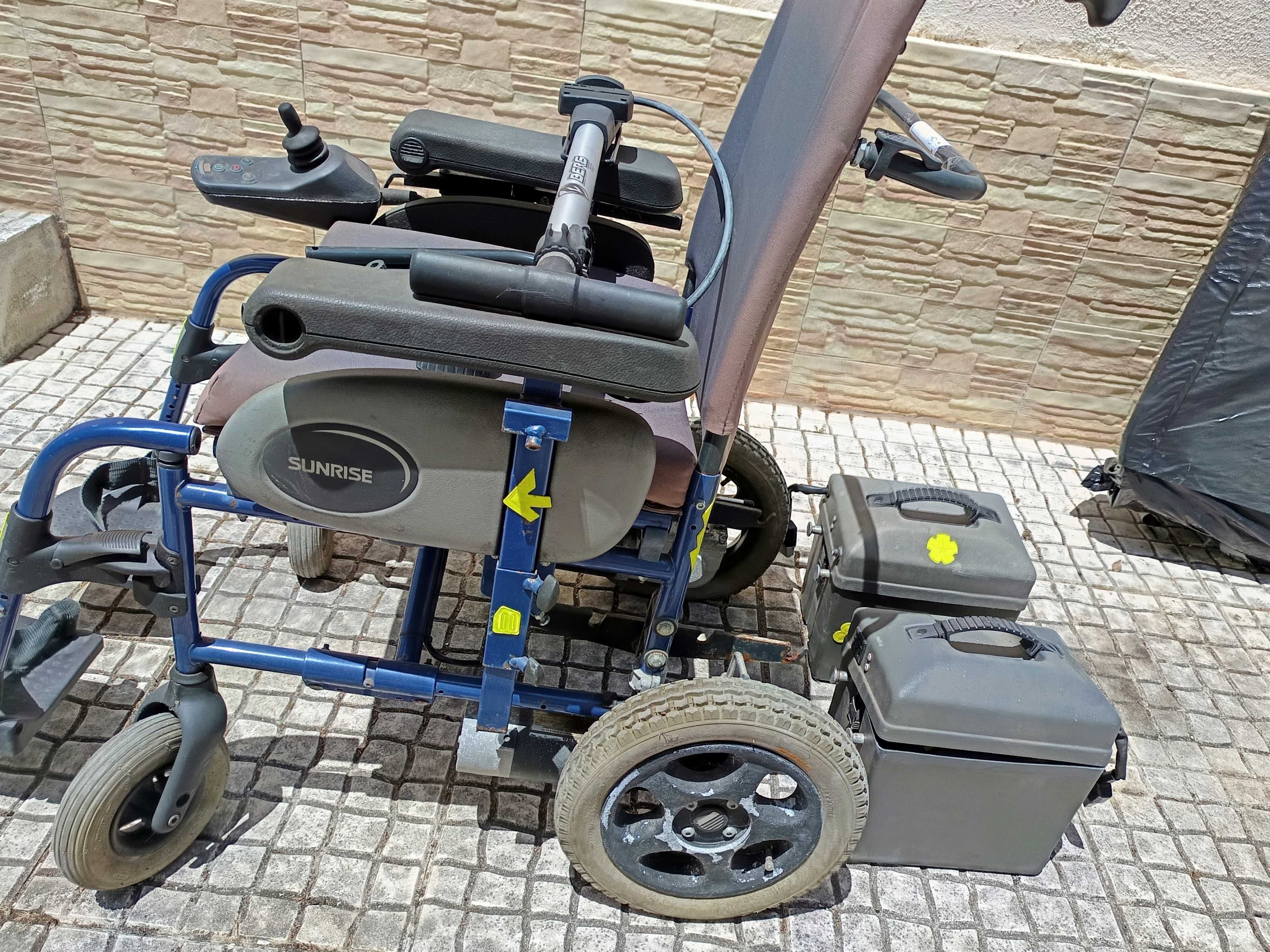 Cadeira de rodas eléctrica com comando