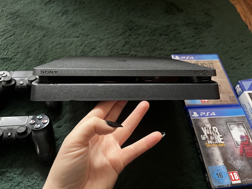 Konsola PS4 slim 1TB z dwoma padami i grami