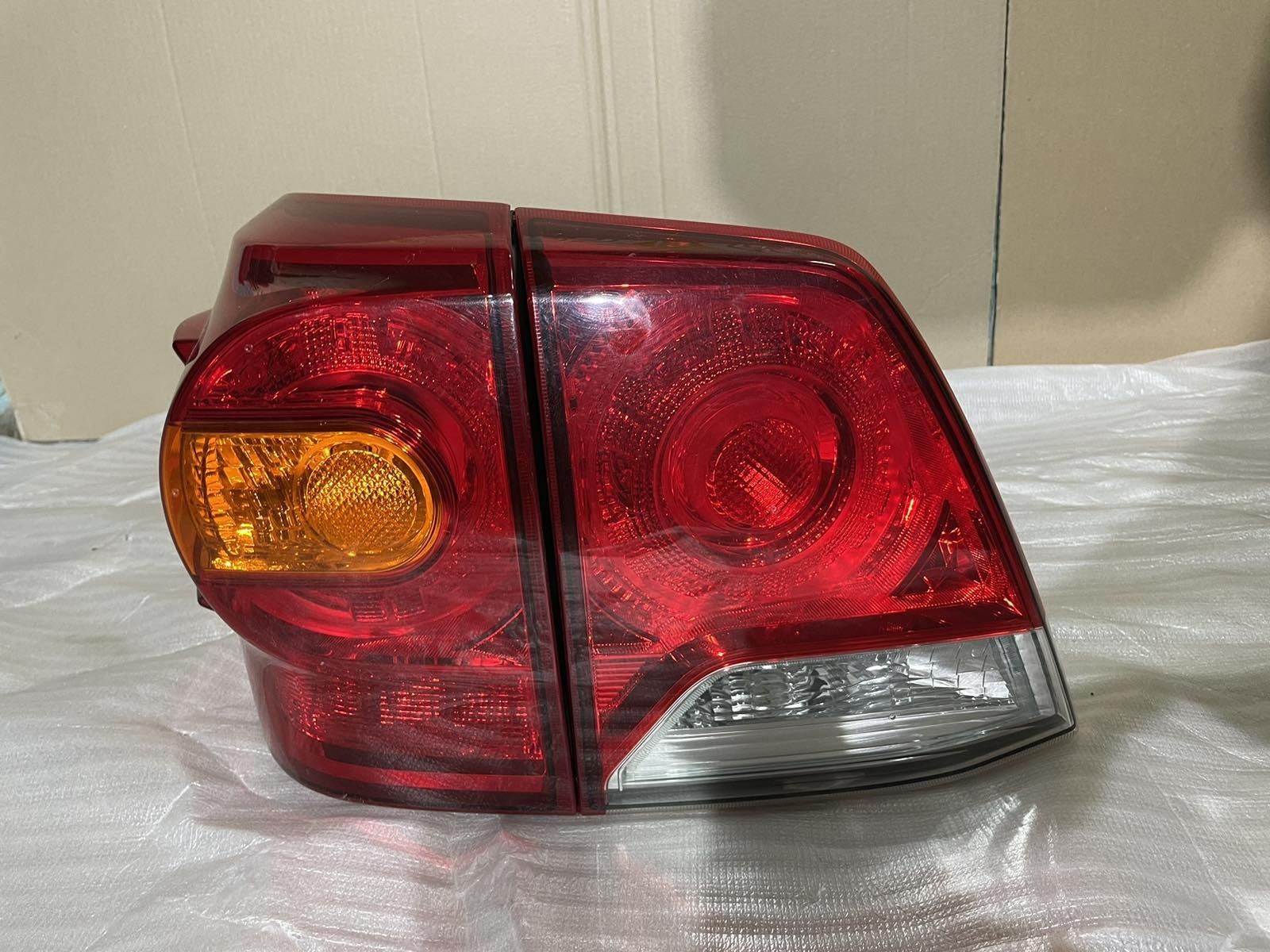 Продам фонарь левый правый land cruiser 200