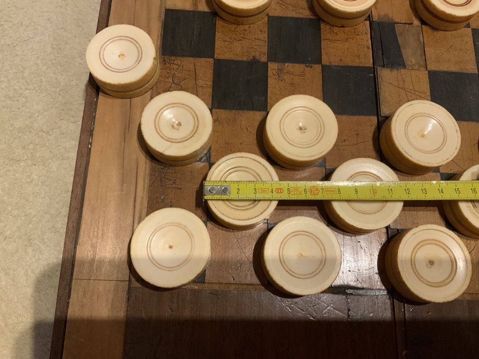 Antigo e raro jogo de damas com as peças em matéria nobre total de 26