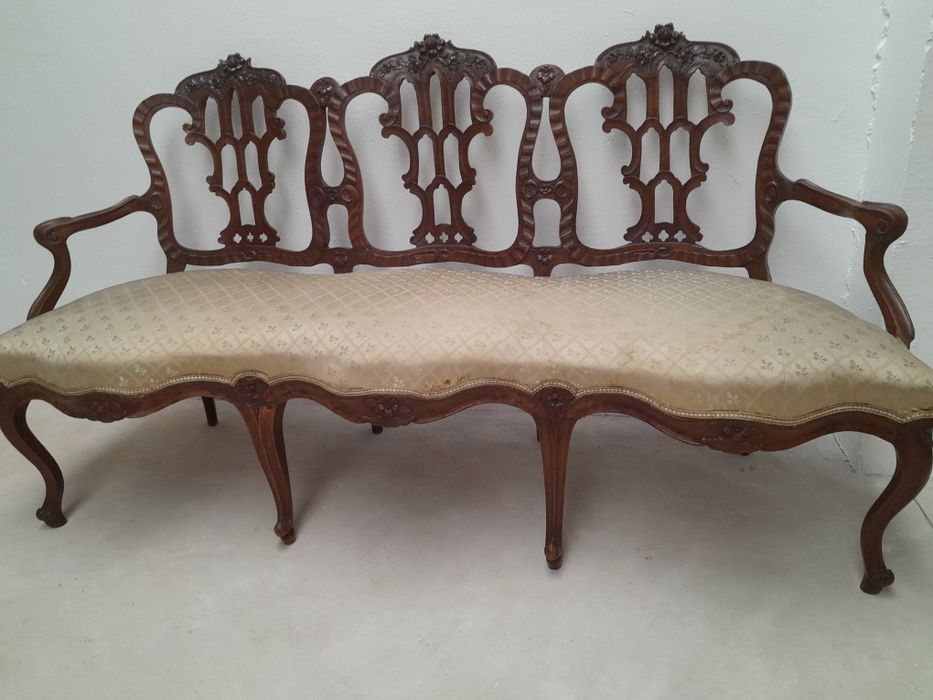 Cadeirões, canapé e cadeiras antigas.