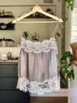 Top Zara, cinzento brilhante com renda