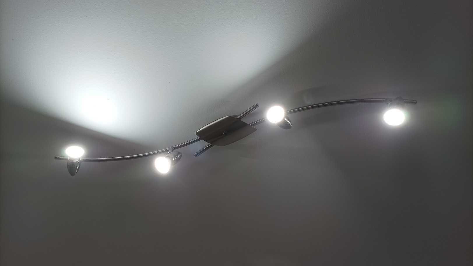 Plafon de formato longo moderna e elegante, em inox cromado brilhante.