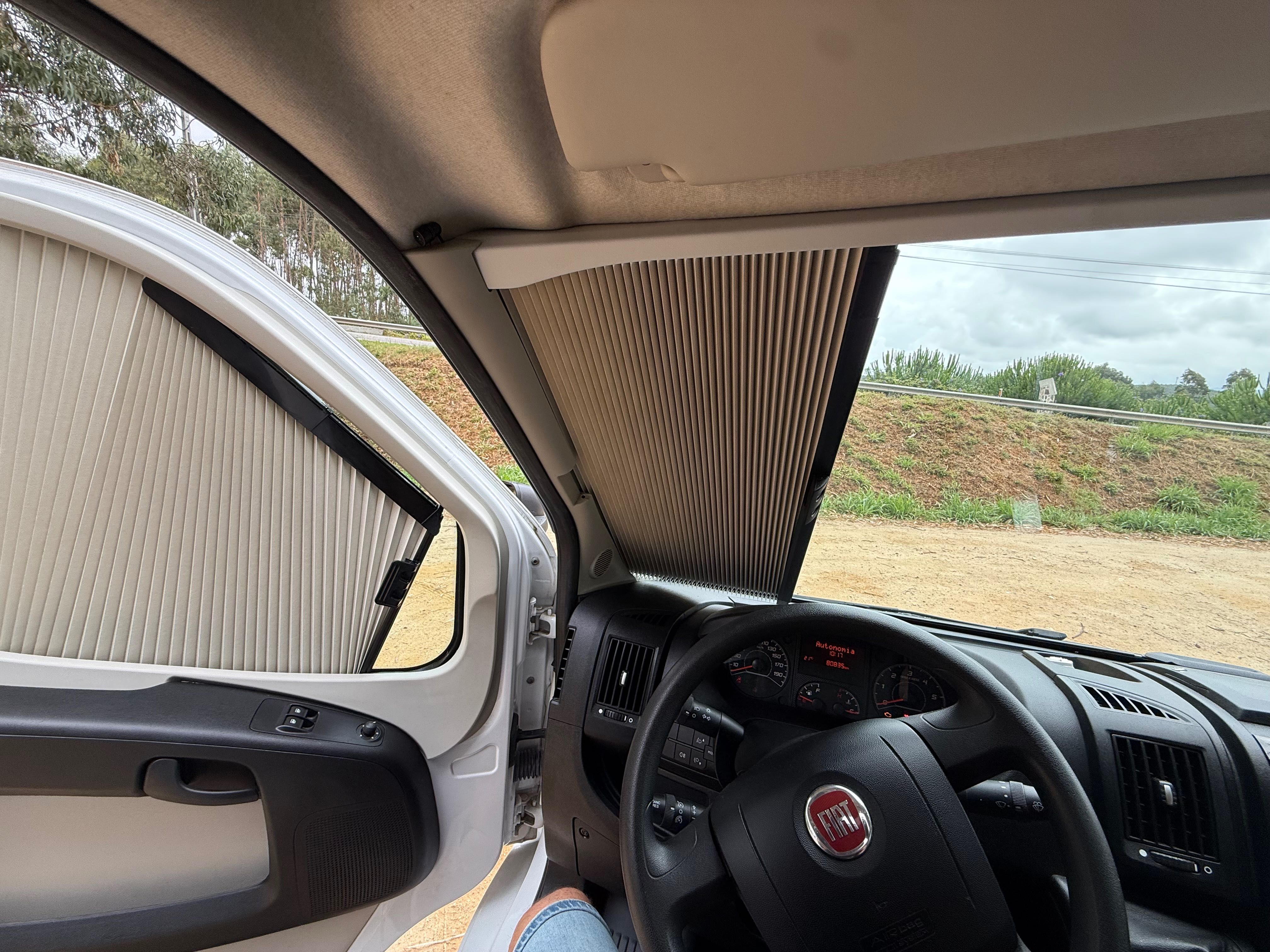 Autocaravana perfilada cama central e basculante