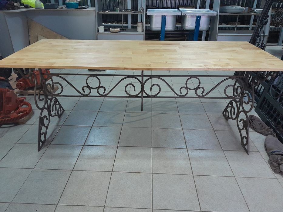 Стіл металевий декоративний