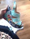 Miętowe buty na koturnie floral