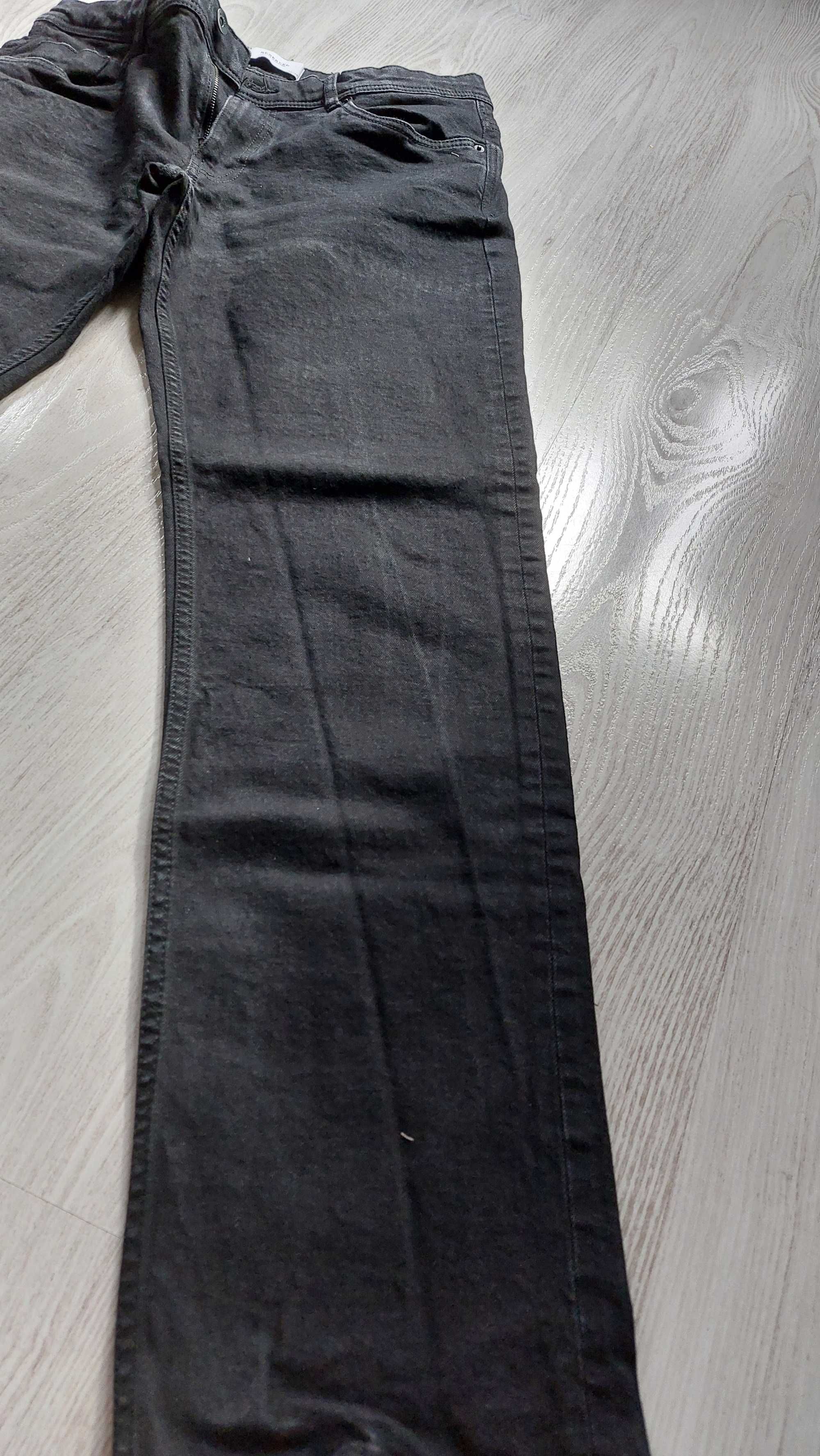 Czarne jeansy Reserved regular 32/34