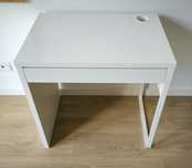 Białe biurko Ikea Micke 73x50