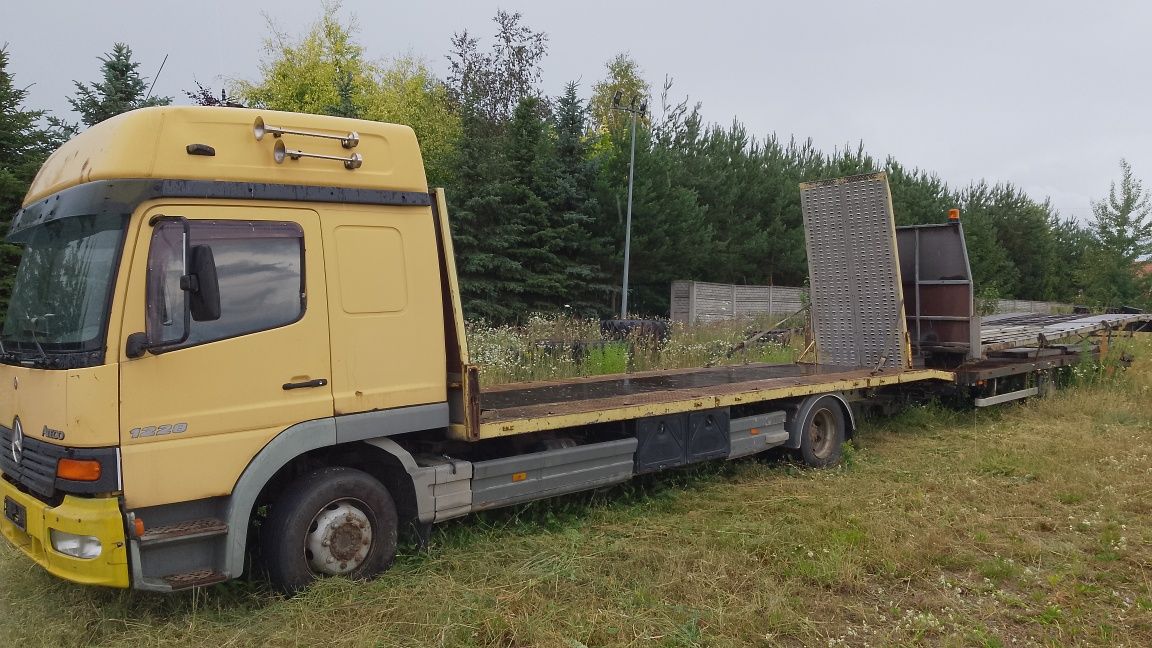 Laweta ciężarowa Mercedes Atego 1228 z najazdami