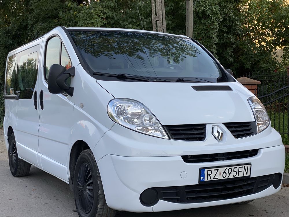 Renault Trafic 9 osobowy lift 2.0 cdi Klima Hak Nowe opony Stan Ideal