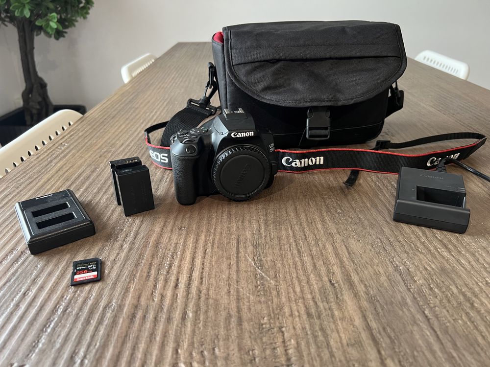 Canon 250D DSLR com Extras