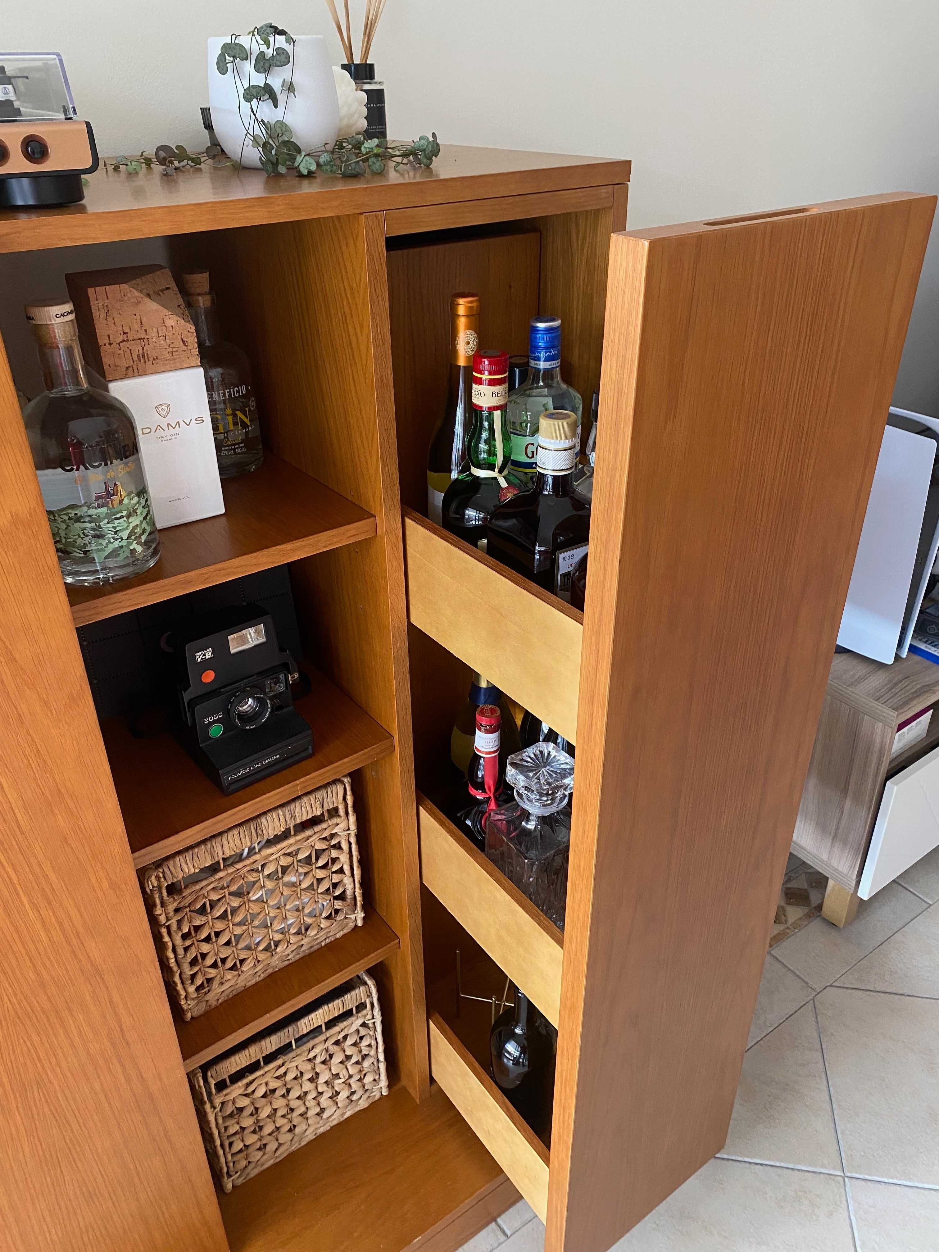 Móvel bar de madeira com porta-garrafas extraível