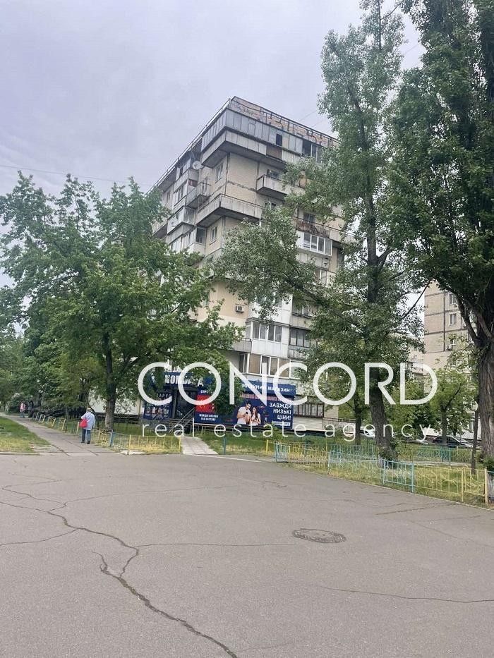 Оболонський просп., 10. Метро Оболонь