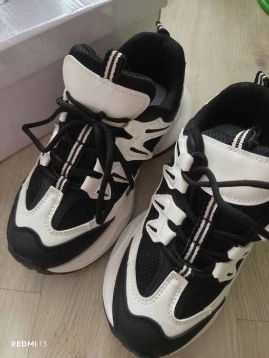 Продам жіночі кросівки