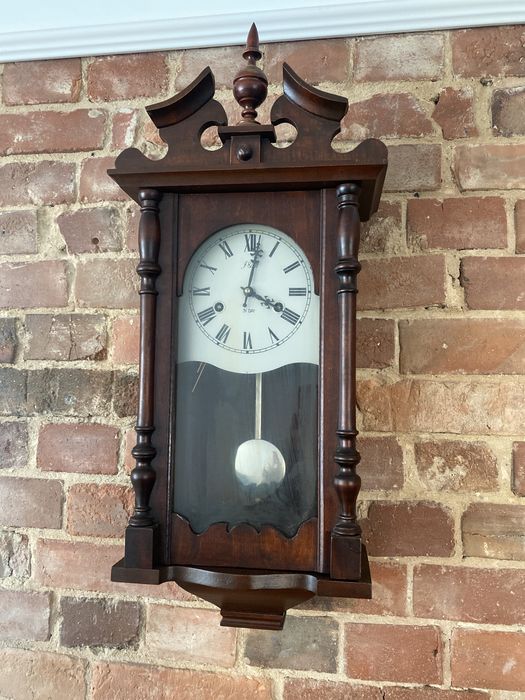 Stary wiszący zegar nakręcany