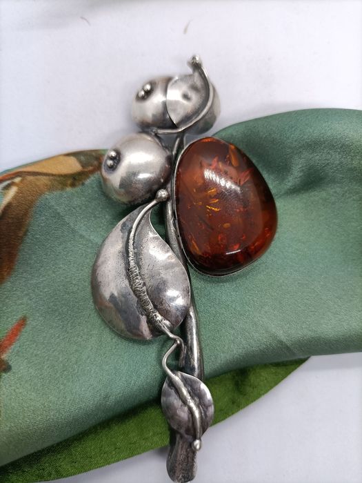 Broszka jagody z bursztynem ze srebra, srebro 925