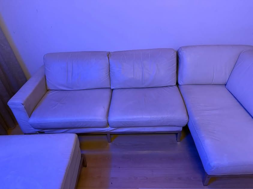 Sofa 3 lugares com outro extra de pele cor bege