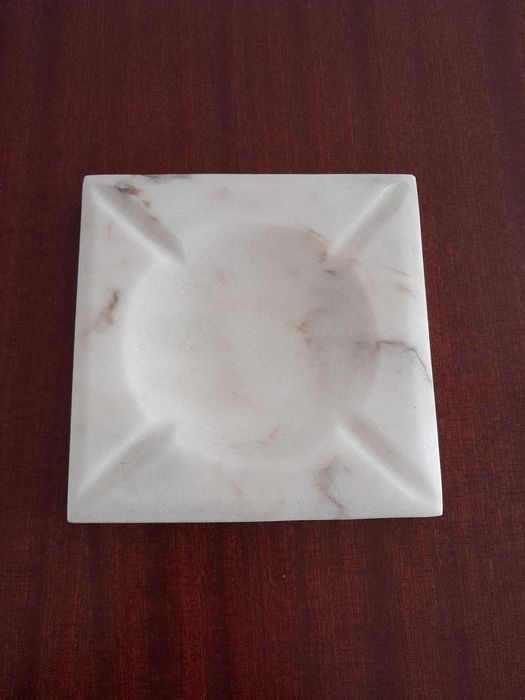 Cinzeiros de Mármore esculpidos à mão