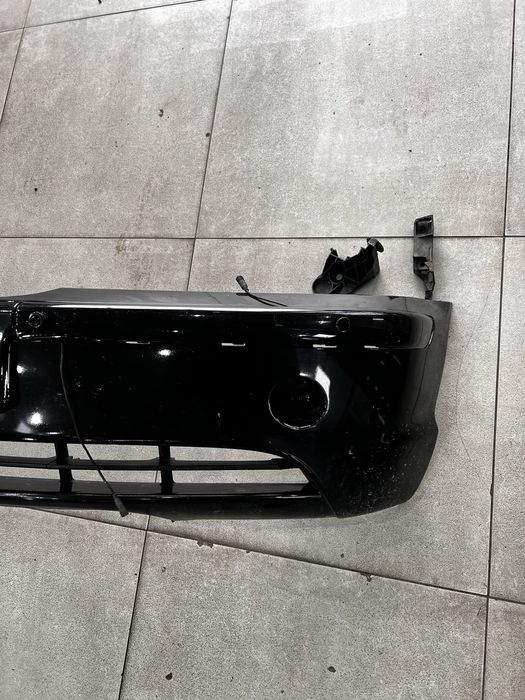 Продам передний бампер с противотуманками на BMW e46 рест.
