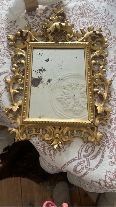 Espelho com moldura dourada antigo